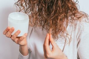 El tratamiento orgánico para controlar el frizz del cabello
